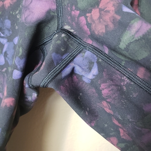 Lululemon Muted Floral Print Capri Leggings-Size 4 - Picture 2 of 10